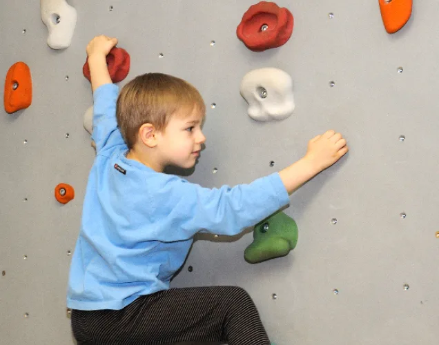 Junge an Kletterwand
